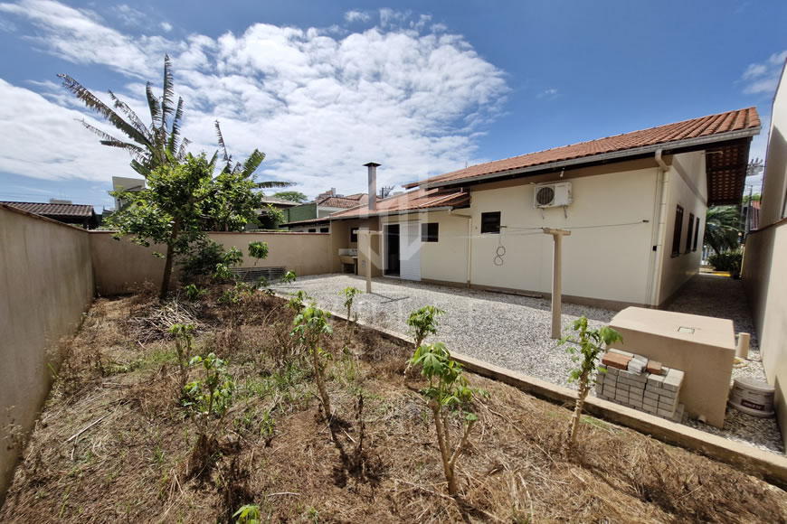 JD1430 - Casa Mobiliada com Amplo Espaço de Terreno