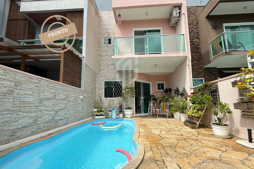 JD1508 - Sobrado Geminado com Piscina no Centro