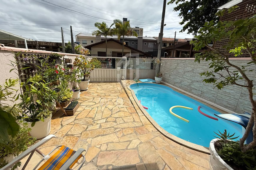 JD1508 - Sobrado Geminado com Piscina no Centro