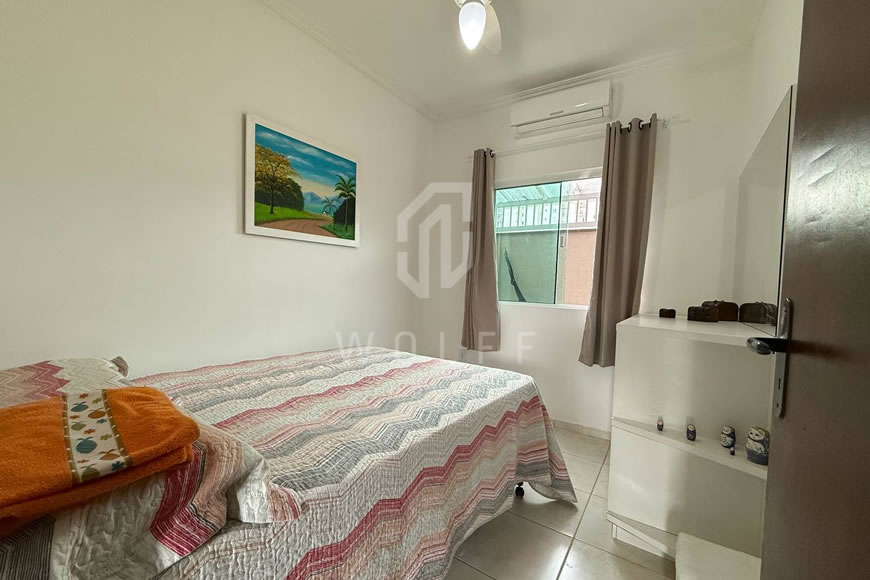 JD1508 - Sobrado Geminado com Piscina no Centro