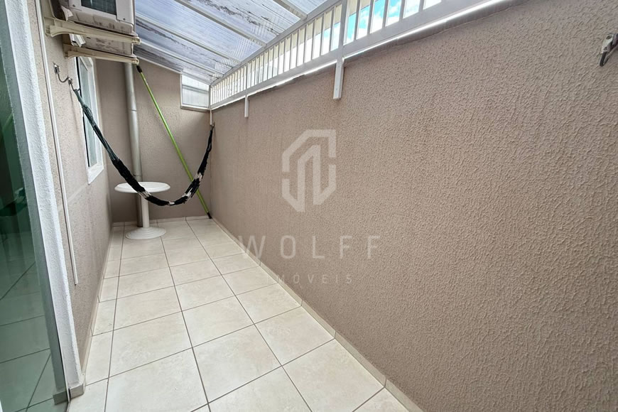 JD1508 - Sobrado Geminado com Piscina no Centro