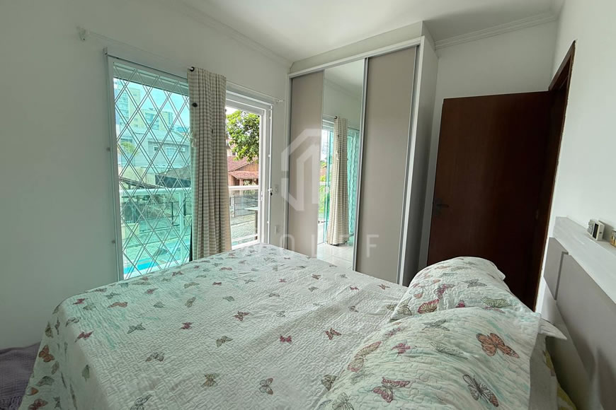 JD1508 - Sobrado Geminado com Piscina no Centro