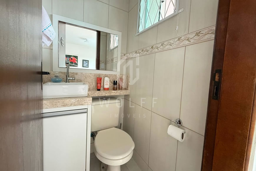 JD1508 - Sobrado Geminado com Piscina no Centro
