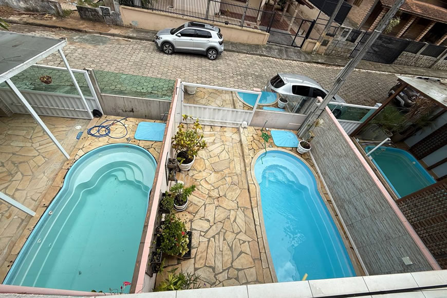 JD1508 - Sobrado Geminado com Piscina no Centro