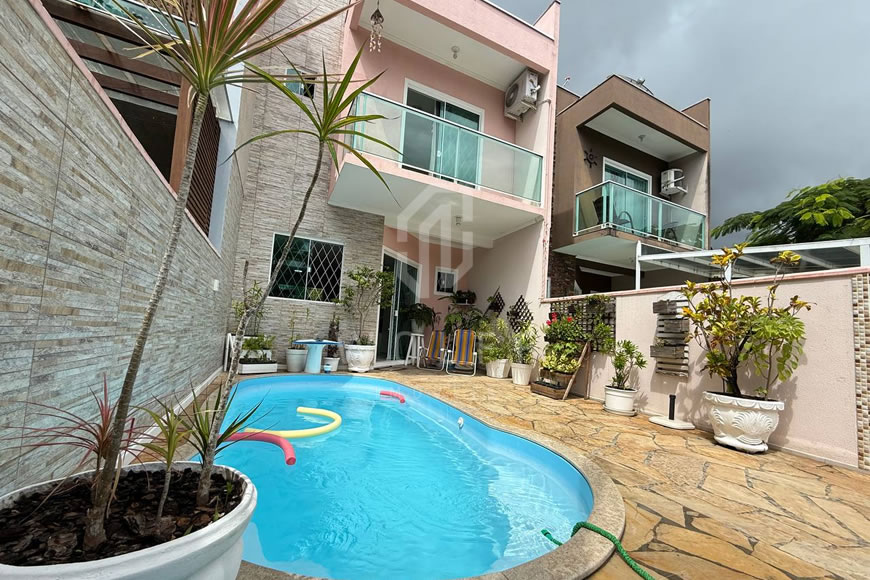 JD1508 - Sobrado Geminado com Piscina no Centro