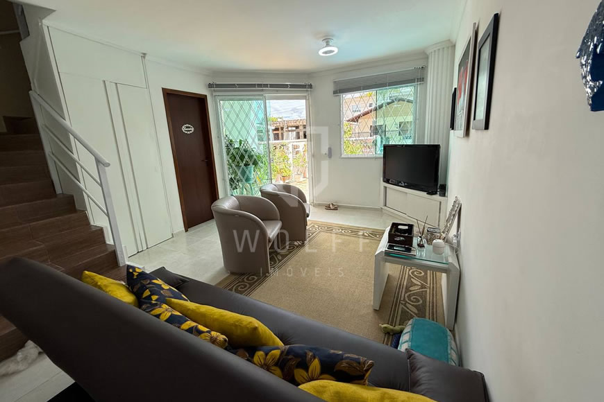 JD1508 - Sobrado Geminado com Piscina no Centro