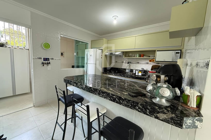 JD1508 - Sobrado Geminado com Piscina no Centro