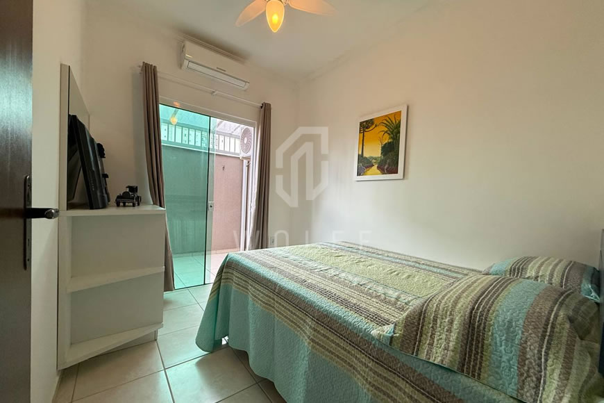 JD1508 - Sobrado Geminado com Piscina no Centro