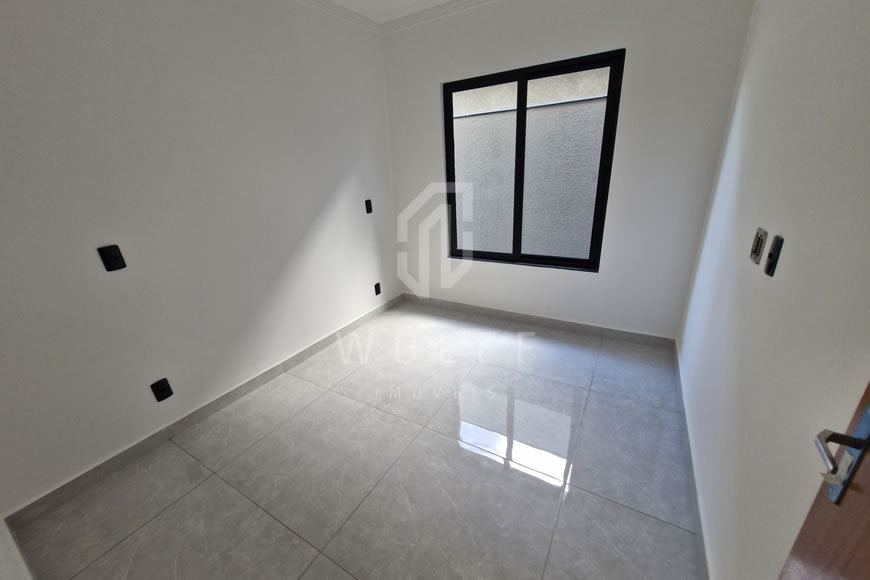 JD1566 - Casa Geminada com Espaço nos Fundos