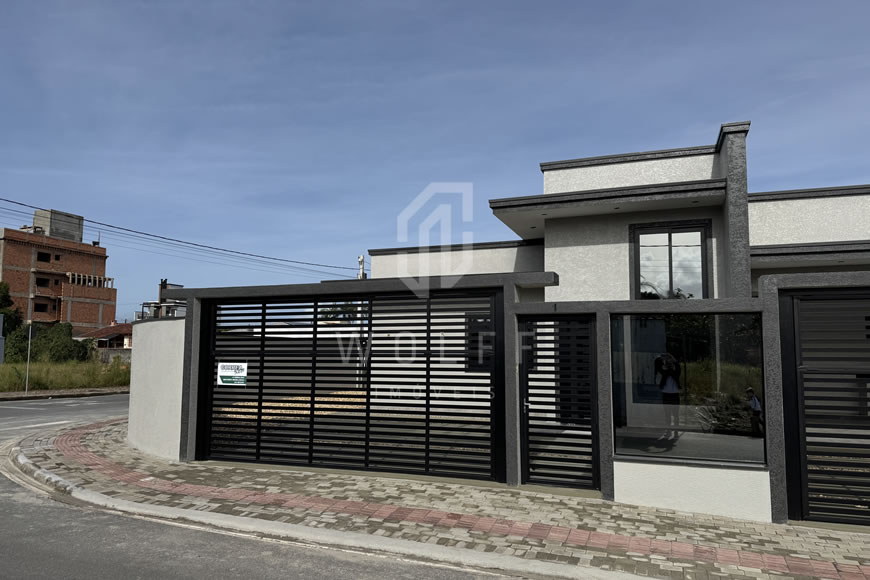 JD1568 - Casa Geminada com Amplo Espaço de Terreno