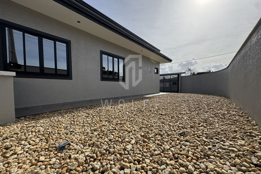 JD1568 - Casa Geminada com Amplo Espaço de Terreno