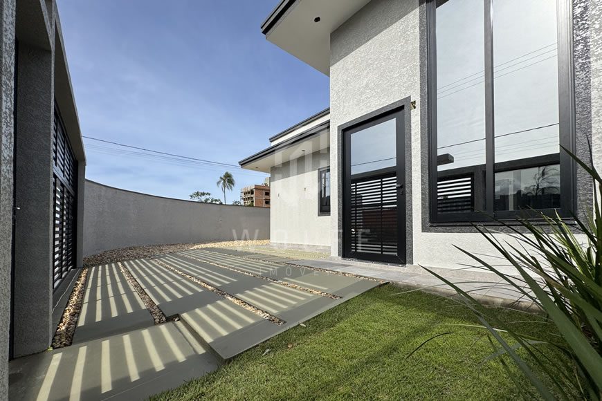 JD1568 - Casa Geminada com Amplo Espaço de Terreno