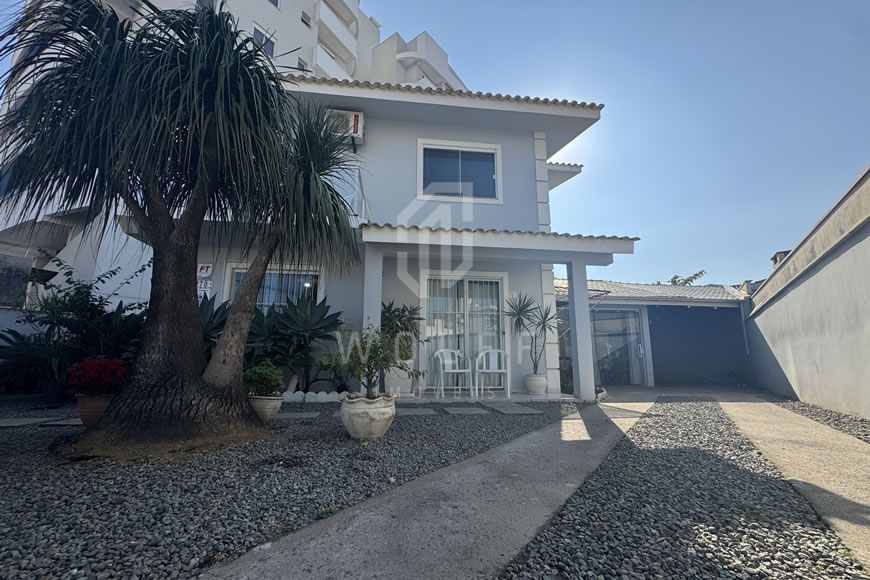 JD1578 - Sobrado com Excelente Localização a apenas 200m da Praia