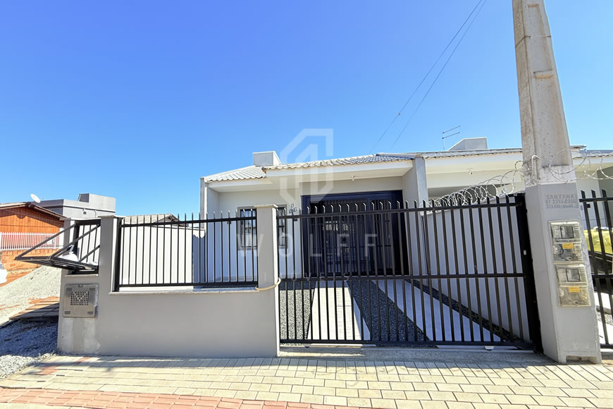 JD1580 - Casa com Amplo Espaço de Terreno nos Fundos