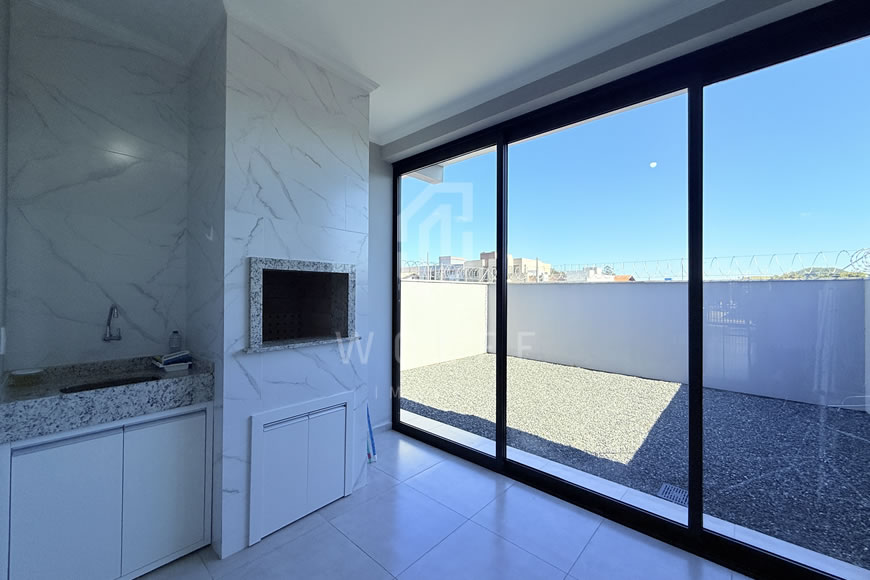 JD1580 - Casa com Amplo Espaço de Terreno nos Fundos