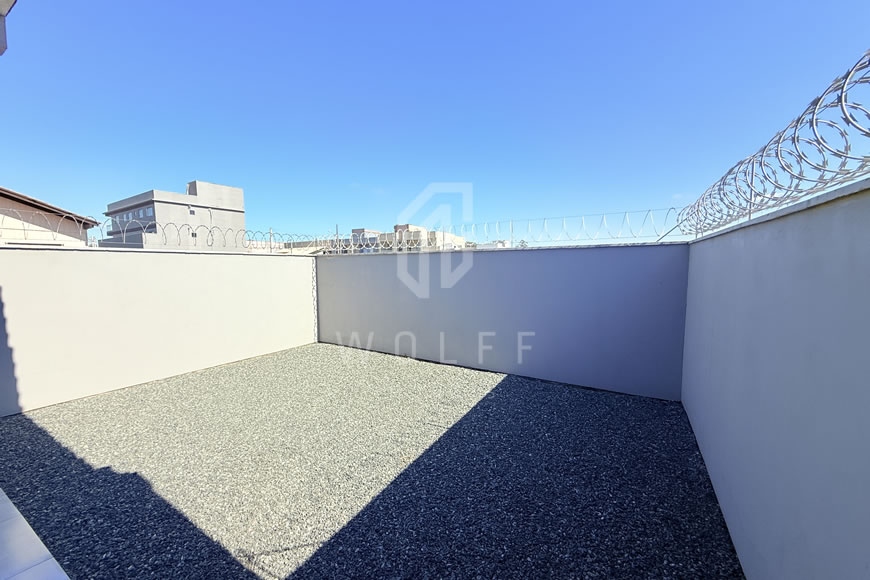 JD1580 - Casa com Amplo Espaço de Terreno nos Fundos