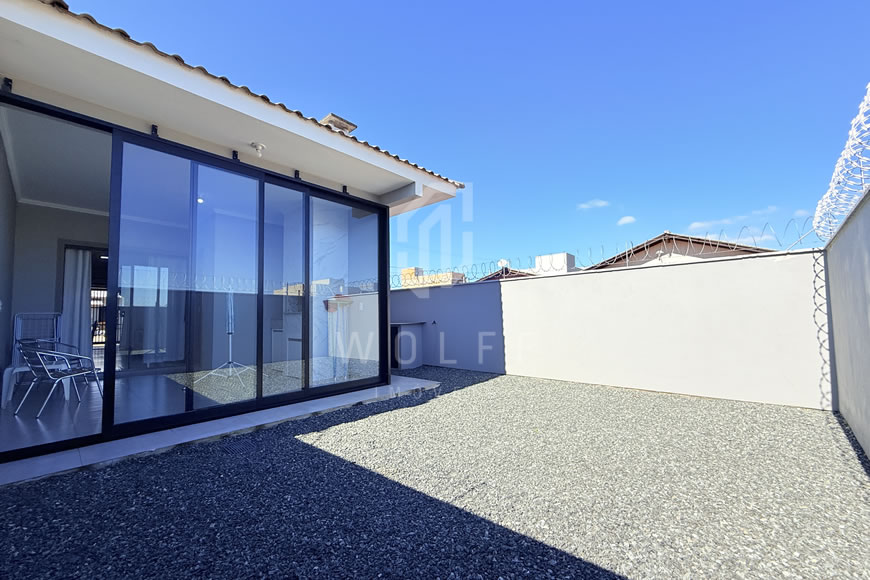 JD1580 - Casa com Amplo Espaço de Terreno nos Fundos