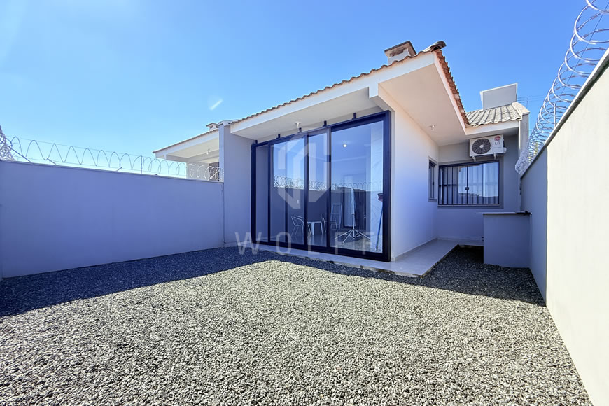 JD1580 - Casa com Amplo Espaço de Terreno nos Fundos