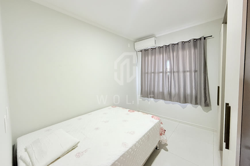 JD1580 - Casa com Amplo Espaço de Terreno nos Fundos