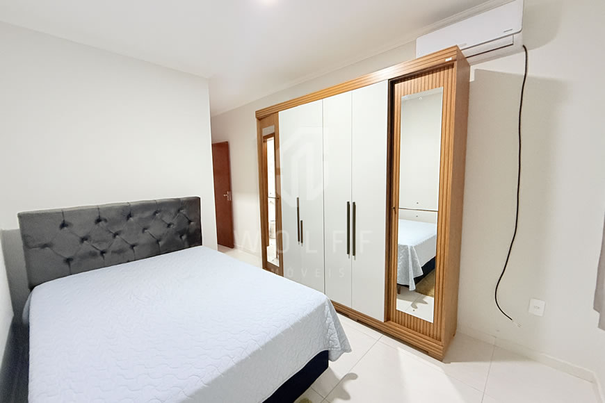 JD1580 - Casa com Amplo Espaço de Terreno nos Fundos