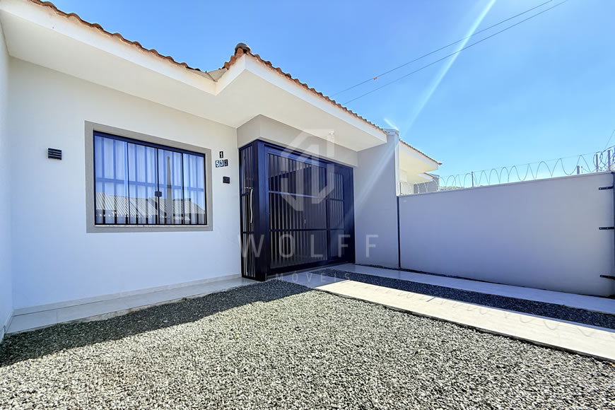 JD1580 - Casa com Amplo Espaço de Terreno nos Fundos