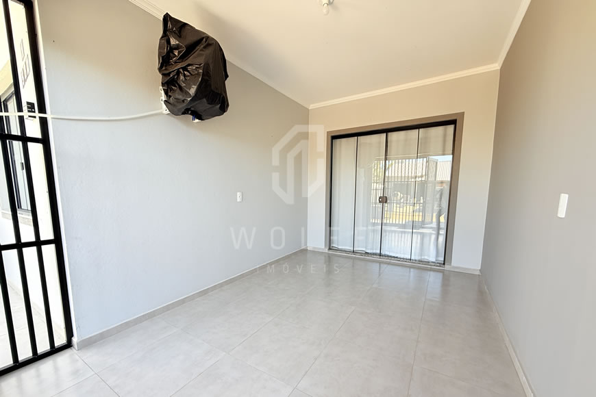 JD1580 - Casa com Amplo Espaço de Terreno nos Fundos