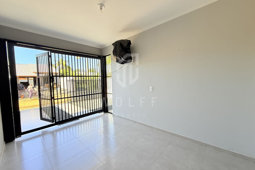 JD1580 - Casa com Amplo Espaço de Terreno nos Fundos