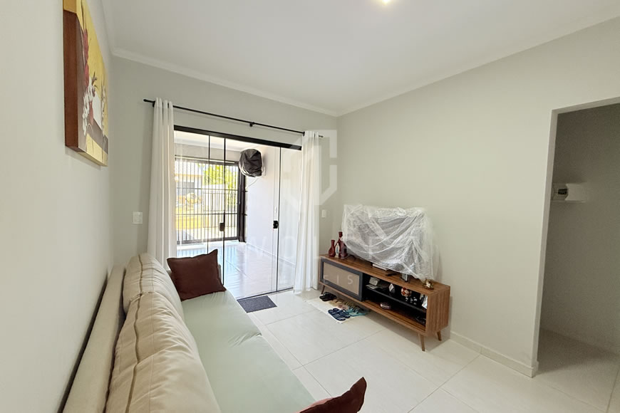 JD1580 - Casa com Amplo Espaço de Terreno nos Fundos