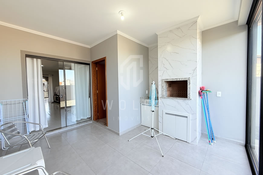 JD1580 - Casa com Amplo Espaço de Terreno nos Fundos