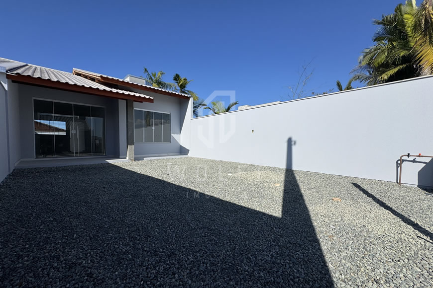 JD1588 - Casa Geminada com Amplo Espaço nos Fundos