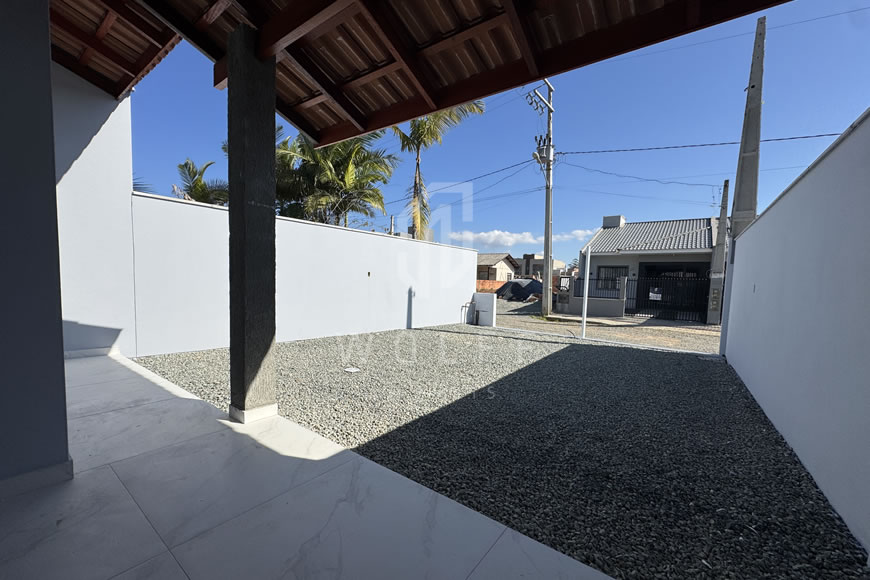 JD1588 - Casa Geminada com Amplo Espaço nos Fundos