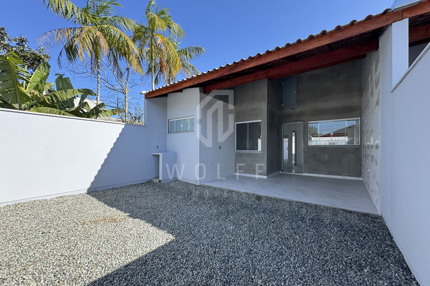 JD1588 - Casa Geminada com Amplo Espaço nos Fundos