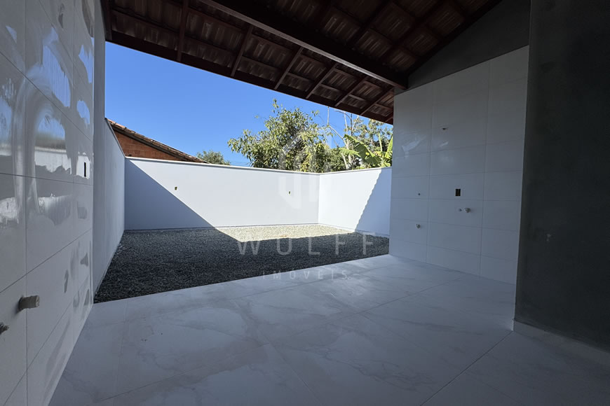 JD1588 - Casa Geminada com Amplo Espaço nos Fundos