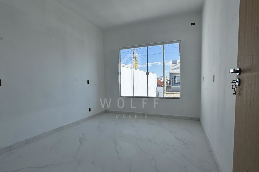 JD1588 - Casa Geminada com Amplo Espaço nos Fundos