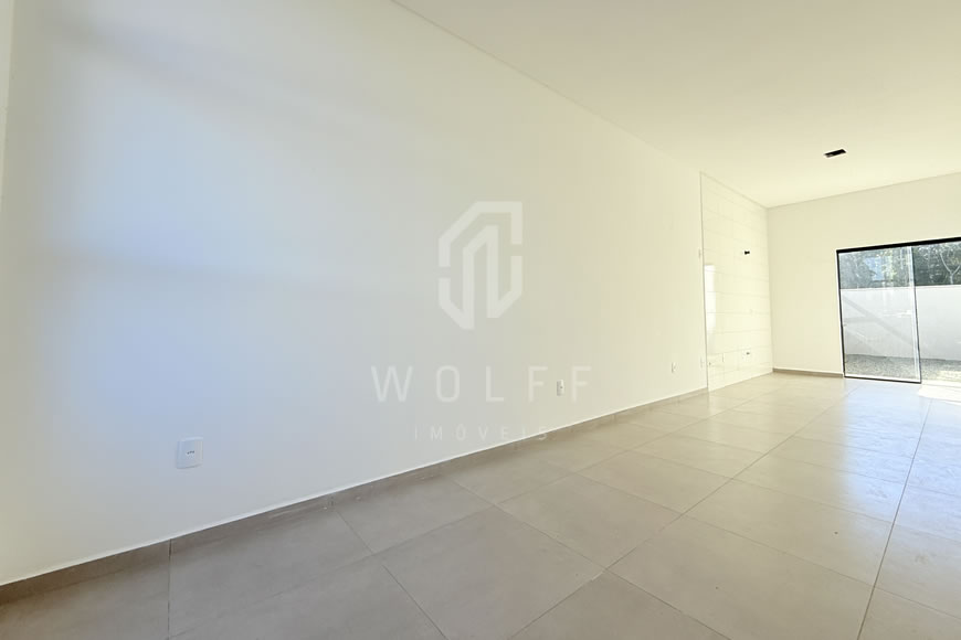 JD1590 - Casa Geminada com Espaço de Terreno nos Fundos