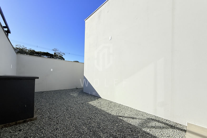 JD1590 - Casa Geminada com Espaço de Terreno nos Fundos