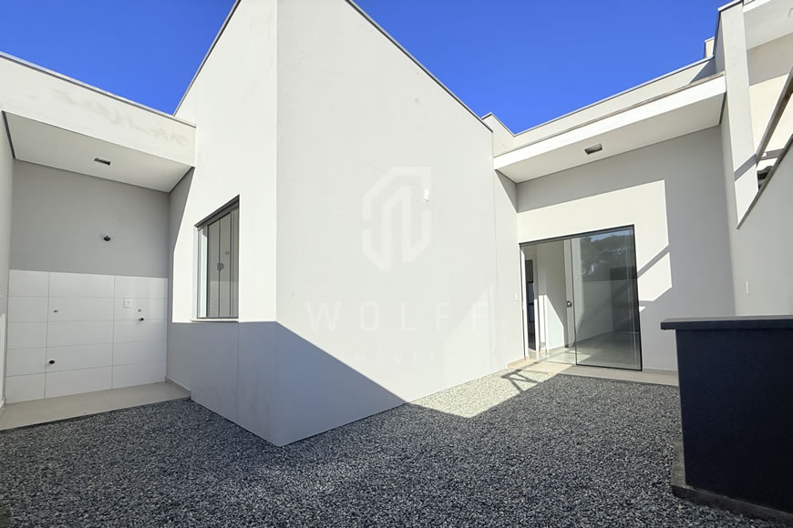 JD1590 - Casa Geminada com Espaço de Terreno nos Fundos