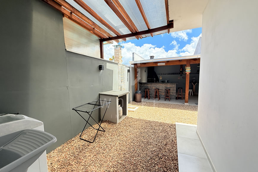 JD1604 - Casa Semimobiliada com Espaço de Festas nos Fundos