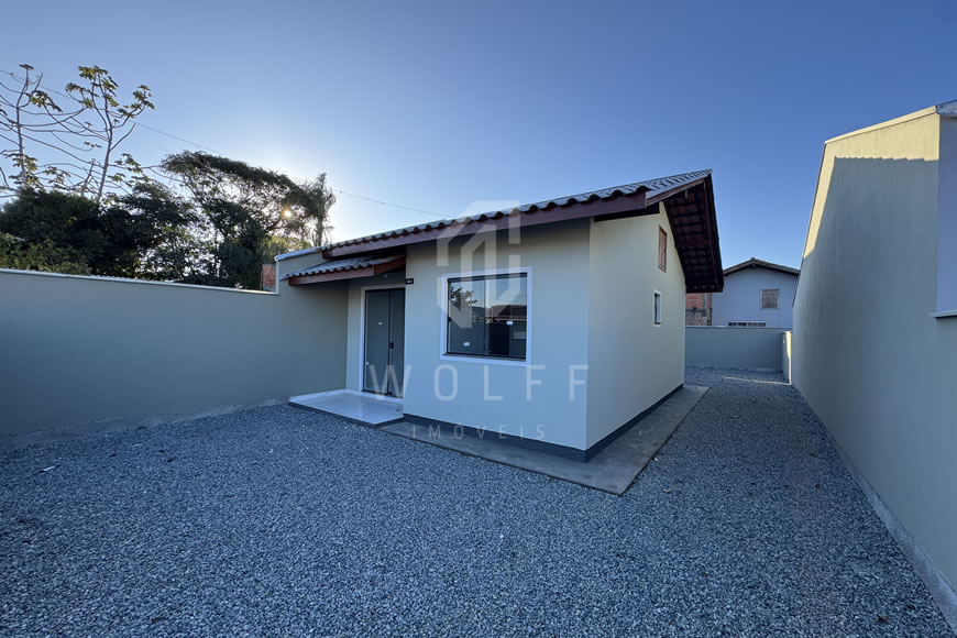 JD1606 - Casa com Terreno Livre em Ótima Localização