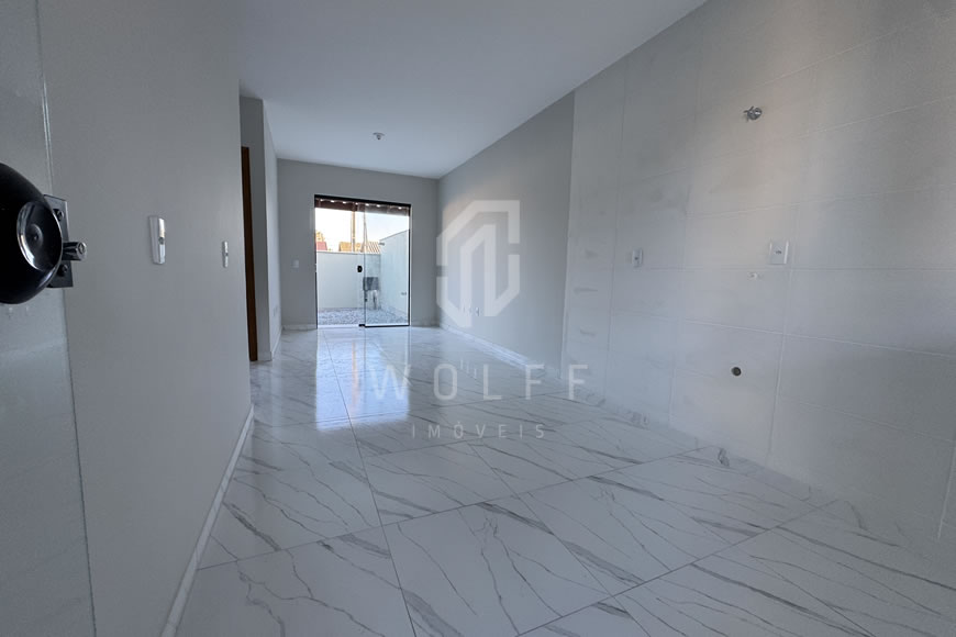 JD1606 - Casa com Terreno Livre em Ótima Localização