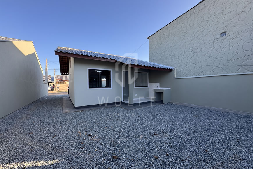 JD1606 - Casa com Terreno Livre em Ótima Localização