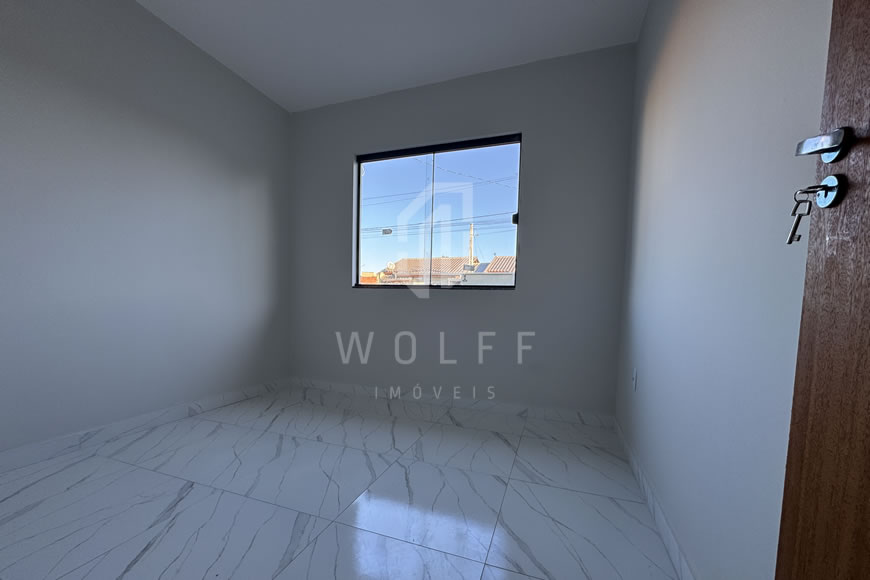 JD1606 - Casa com Terreno Livre em Ótima Localização