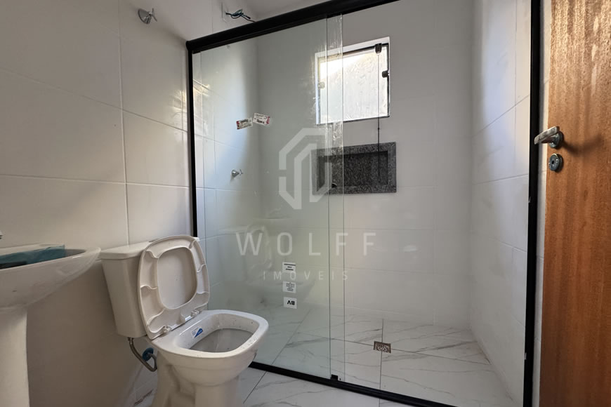 JD1606 - Casa com Terreno Livre em Ótima Localização