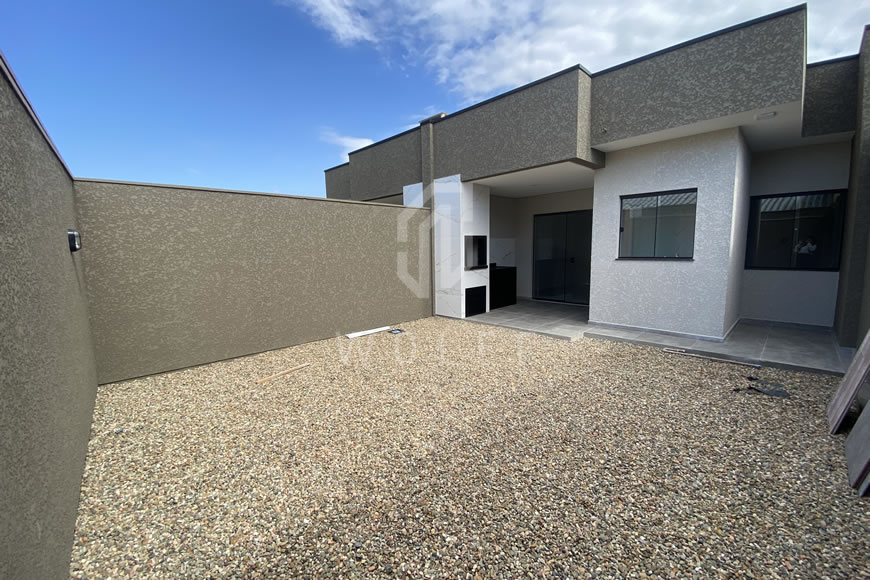 JD1607 - Casa Geminada Aconchegante com Área Externa nos Fundos