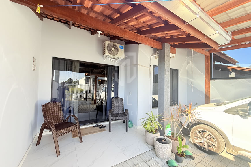 JD1616 - Casa Geminada com Área de Festas nos Fundos