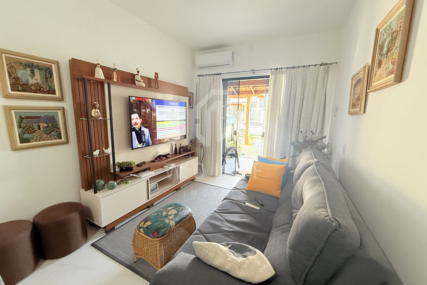 JD1616 - Casa Geminada com Área de Festas nos Fundos