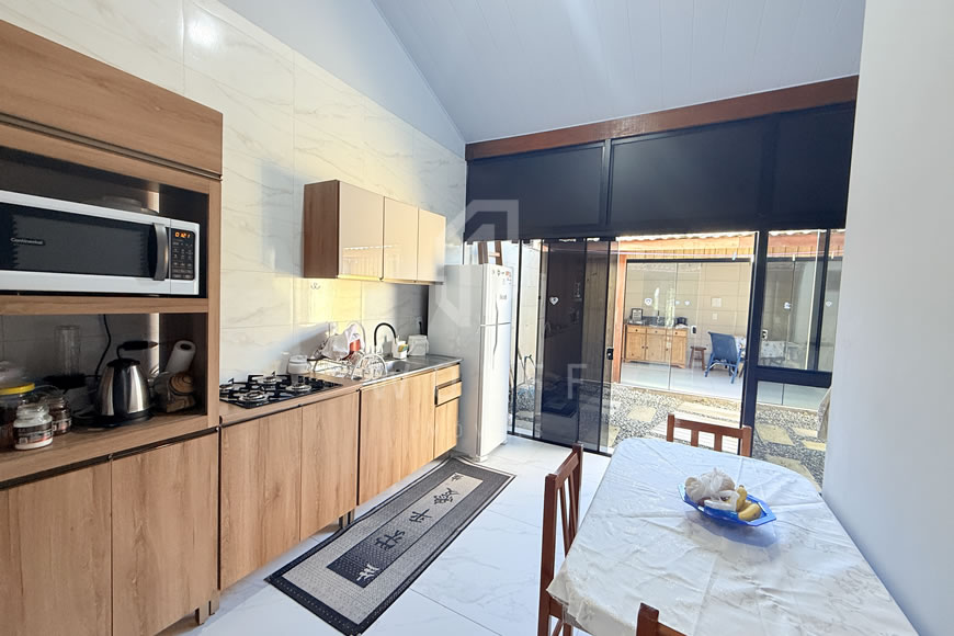 JD1616 - Casa Geminada com Área de Festas nos Fundos