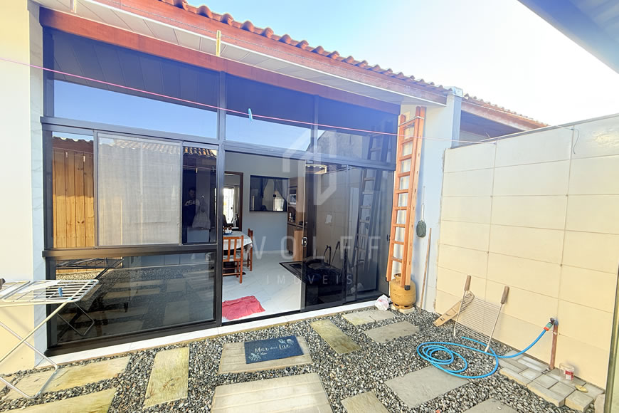 JD1616 - Casa Geminada com Área de Festas nos Fundos