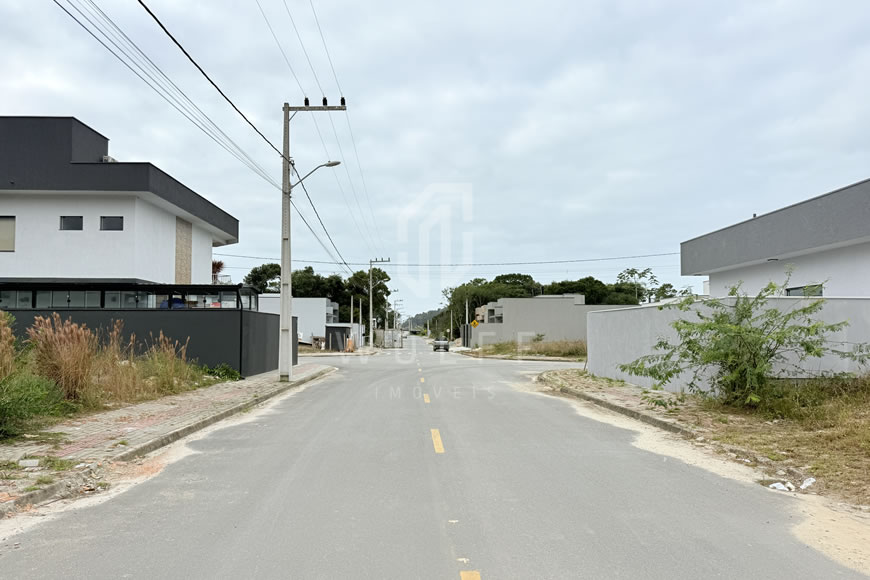 JD1622 - Casa Geminada com Ótima Localização em Rua Pavimentada