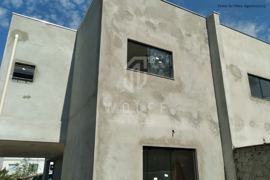 JD1623 - Sobrado com espaço de fundos no Itacolomi